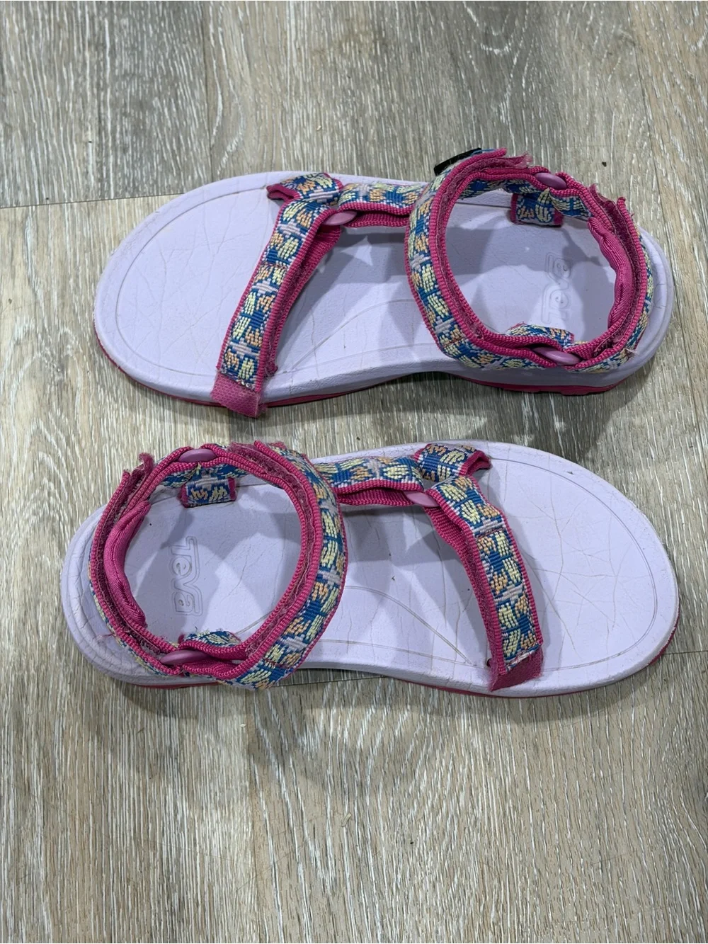 Teva bright pink