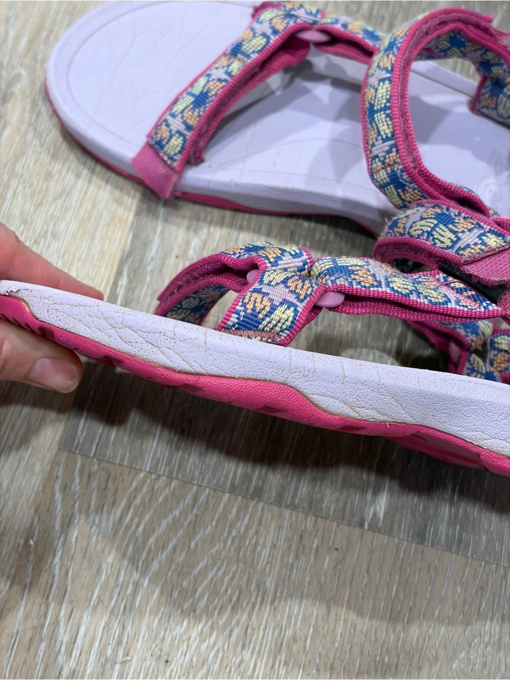 Teva bright pink
