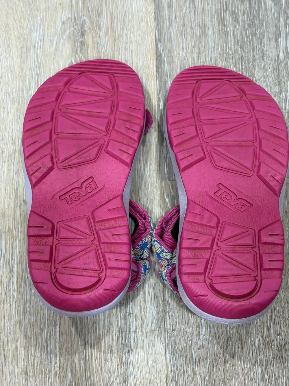 Teva bright pink