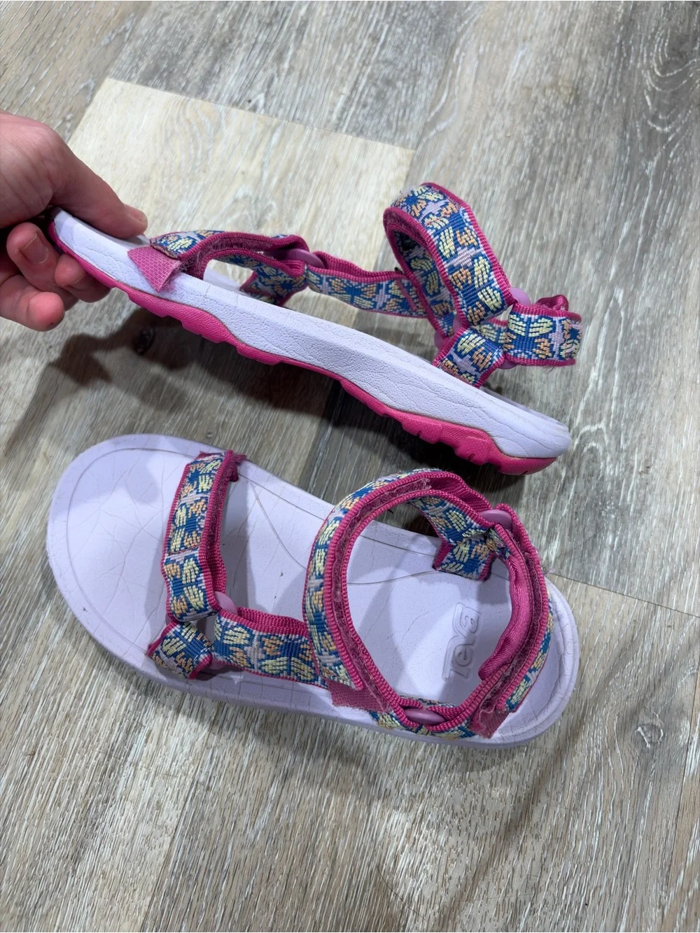 Teva bright pink