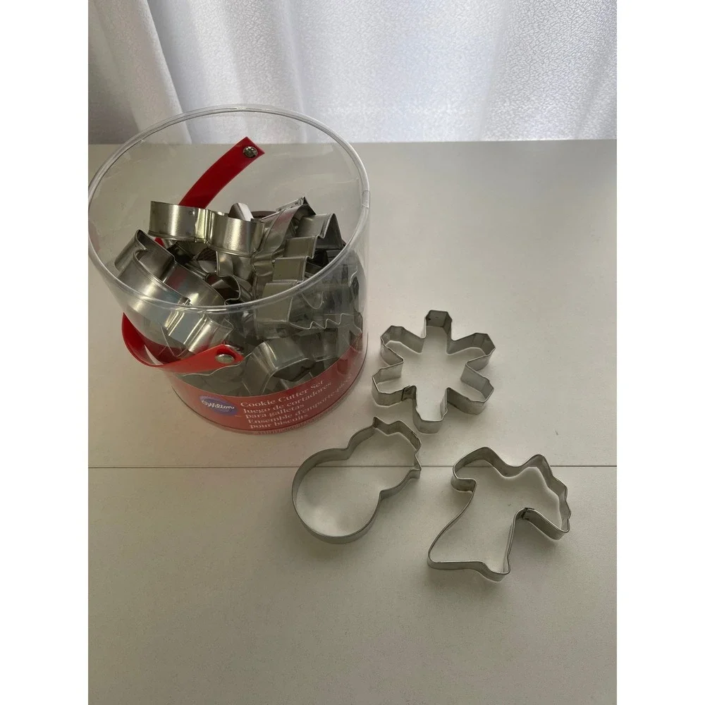 Wilton 18‎ Piece Metal Holiday Cookie Cutter Set Christmas Shapes Storage Bucket