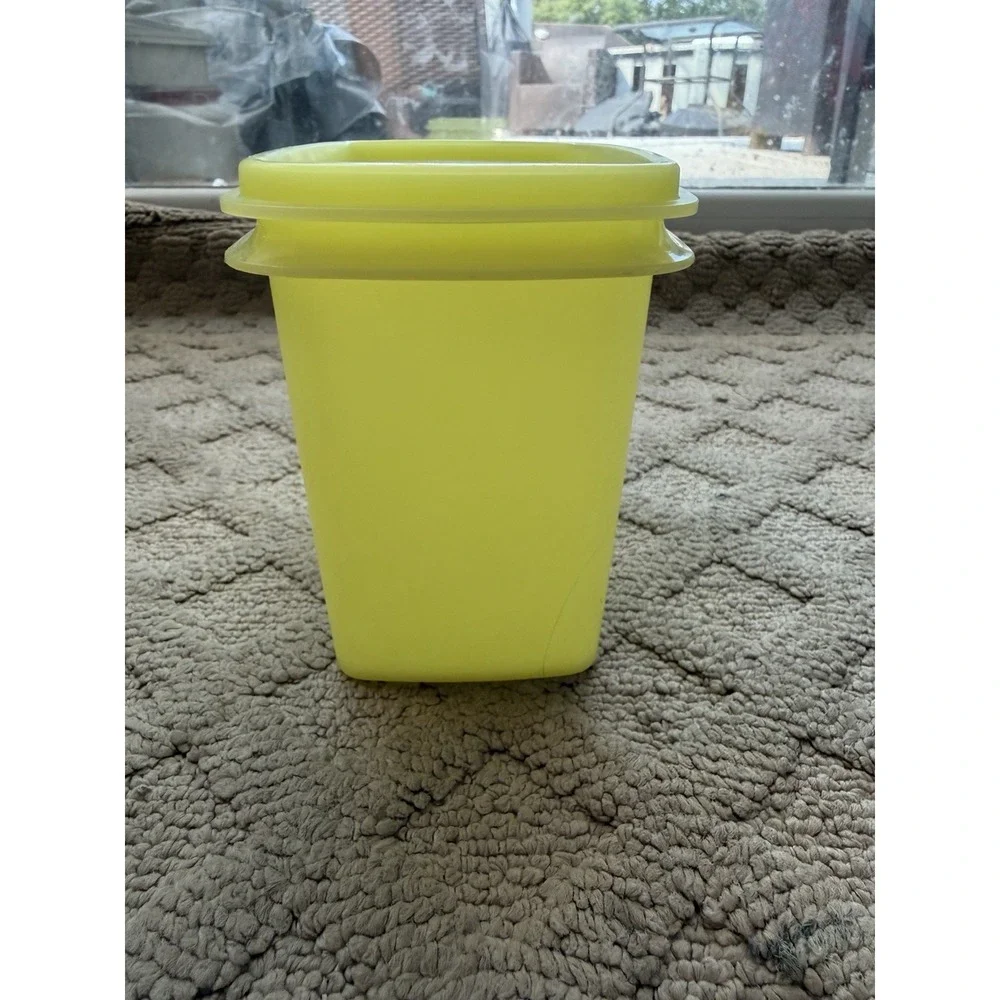 Tupperware vintage space