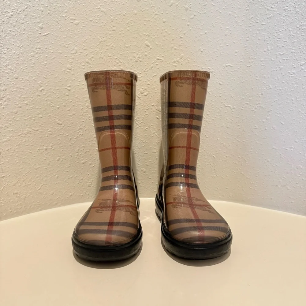Burberry material via