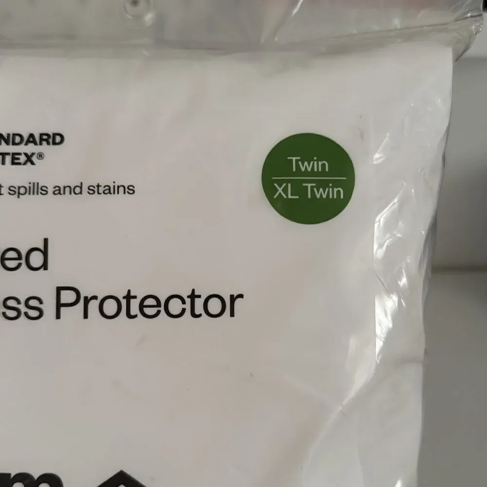 Room Essentials zippered waterproof