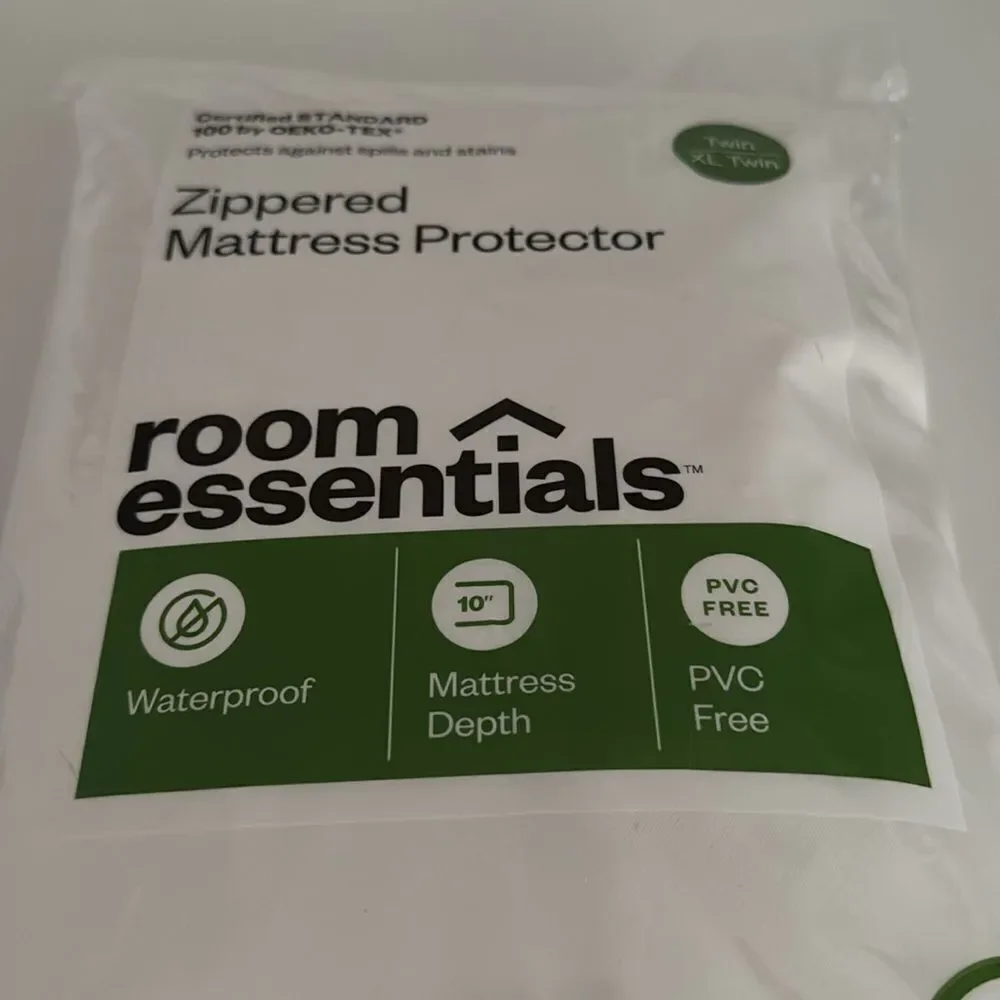 Room Essentials zippered waterproof