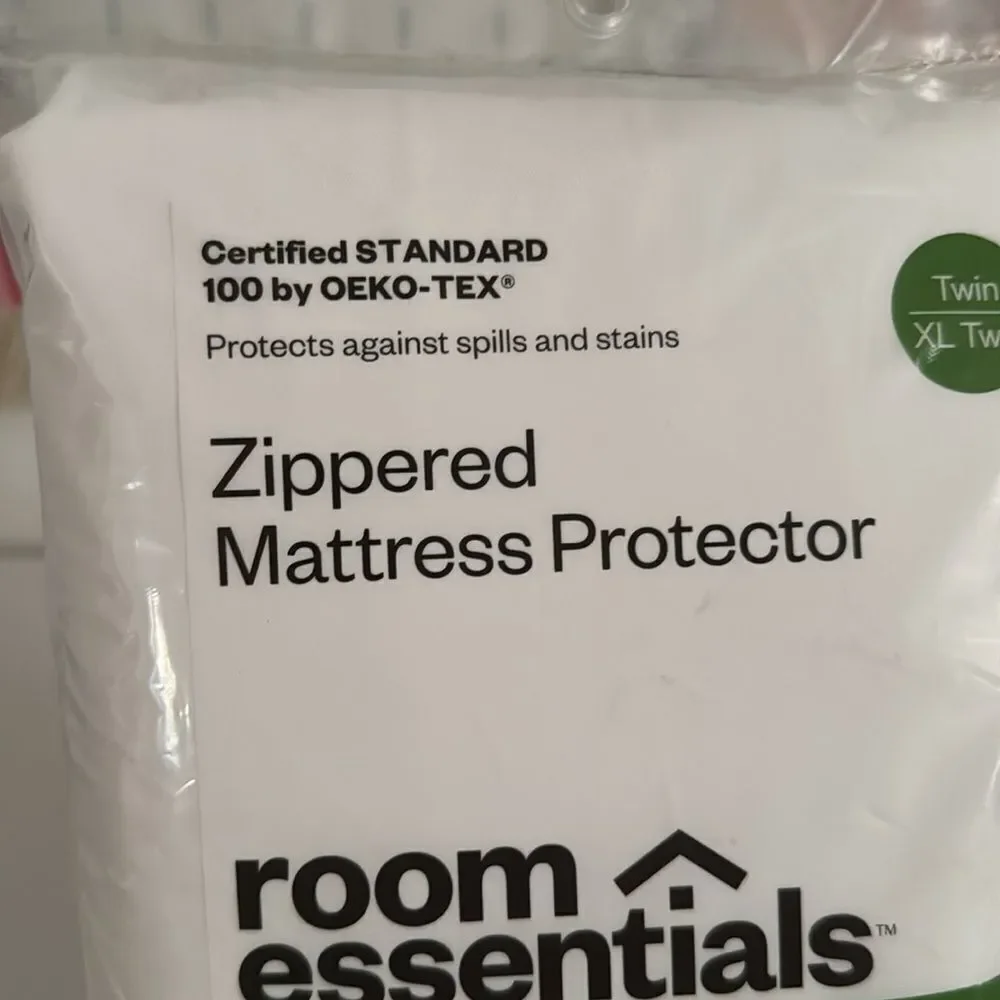 Room Essentials zippered waterproof