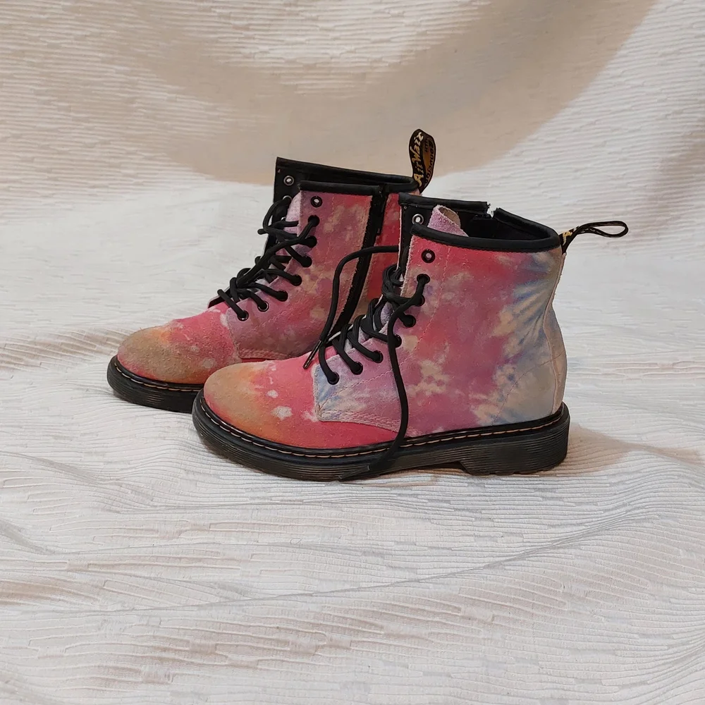 Dr. Martens vibrant tie
