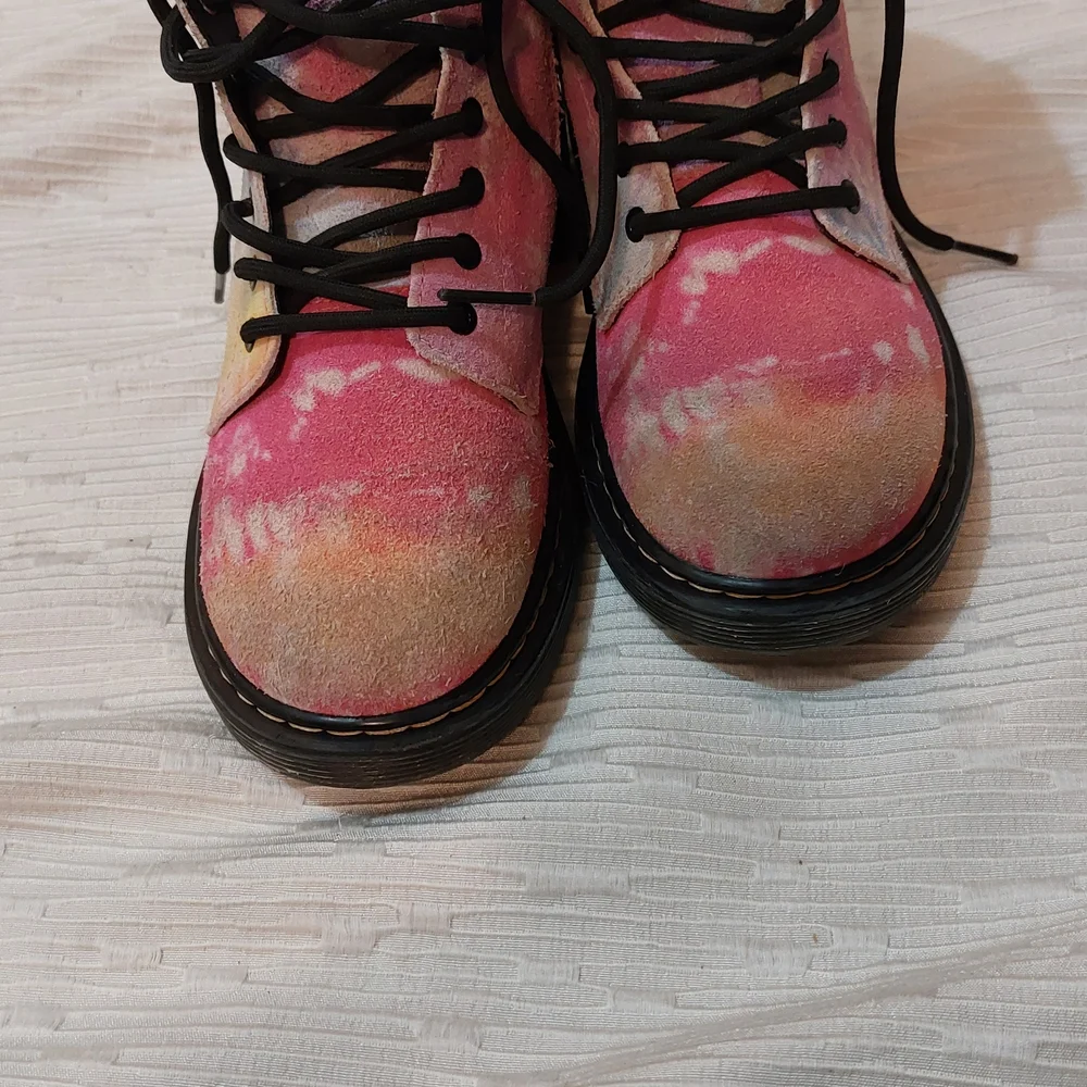 Dr. Martens vibrant tie