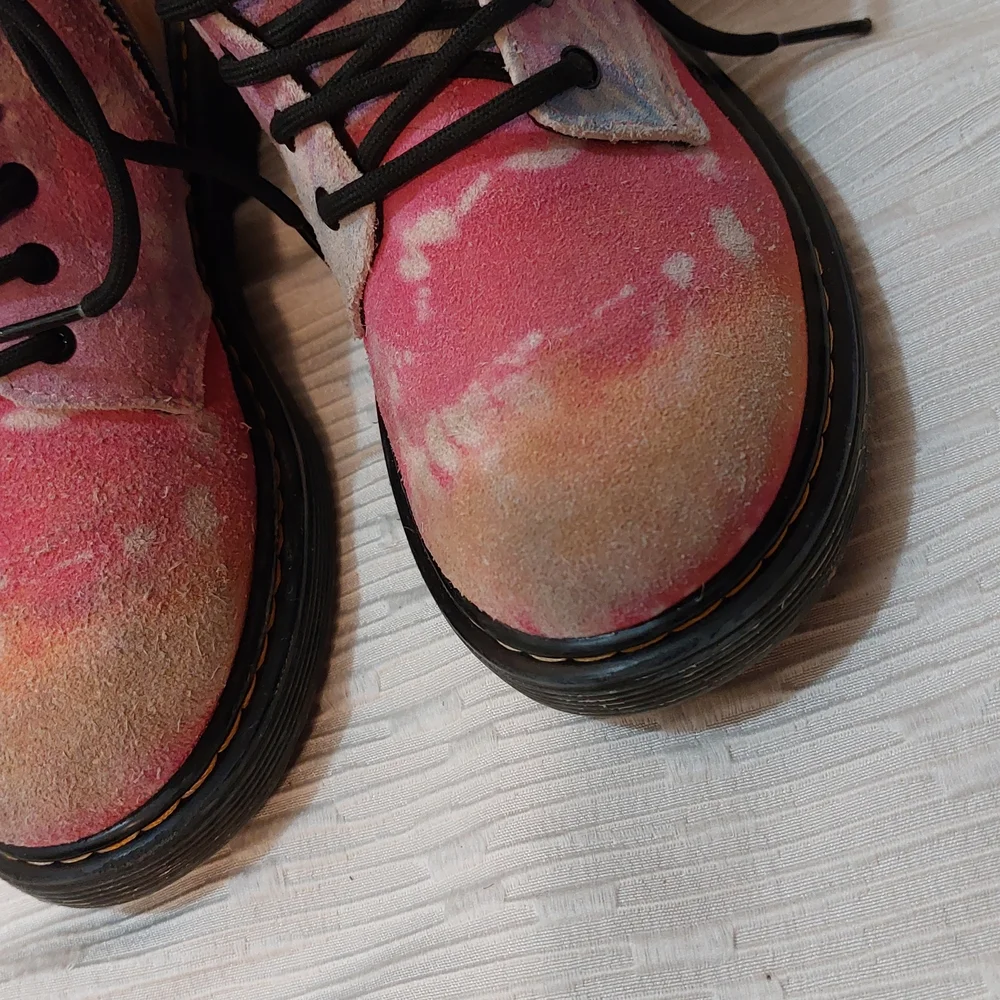 Dr. Martens vibrant tie