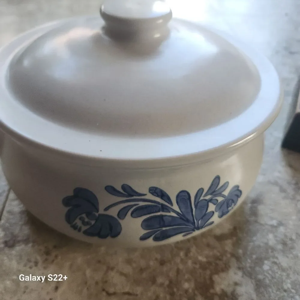 Vtg Pfaltzgraff Yorktown casserole serving dish 2 quart w/lid white/blue pattern