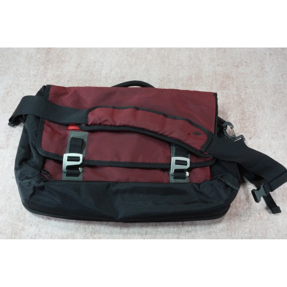 Timbuk2 Classic Messenger Bag Maroon Black Medium Metal Buckle Laptop Sleeve