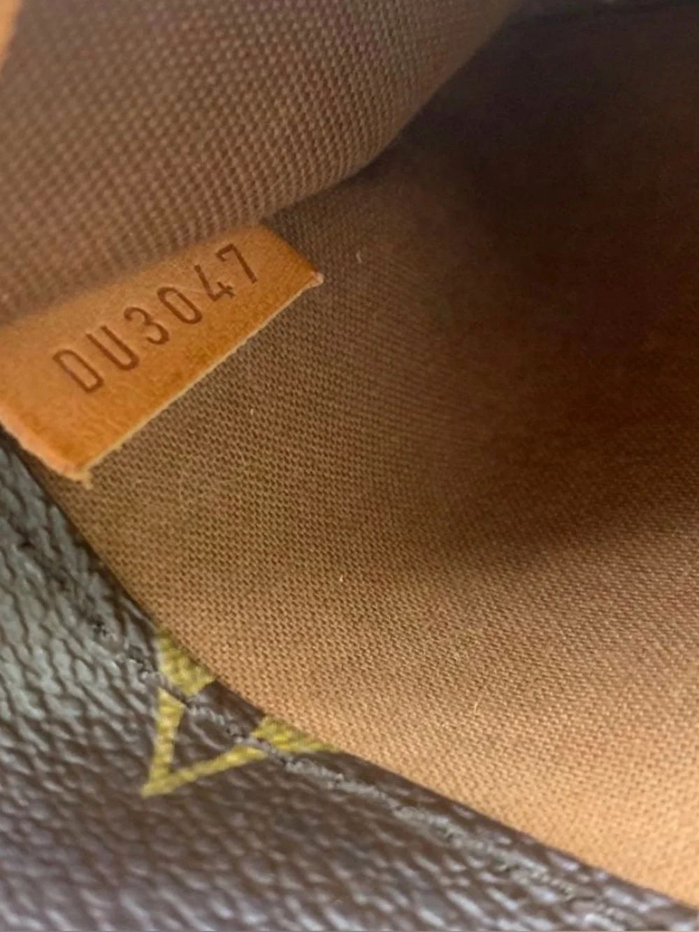 Louis Vuitton read description