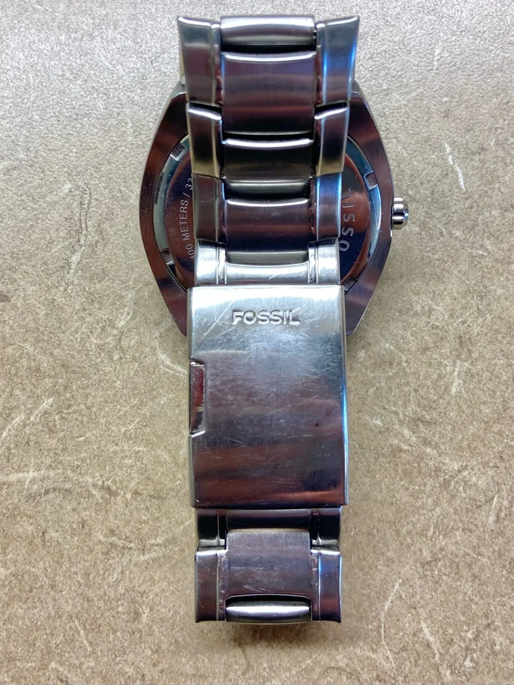 Fossil wristwatch vibrant
