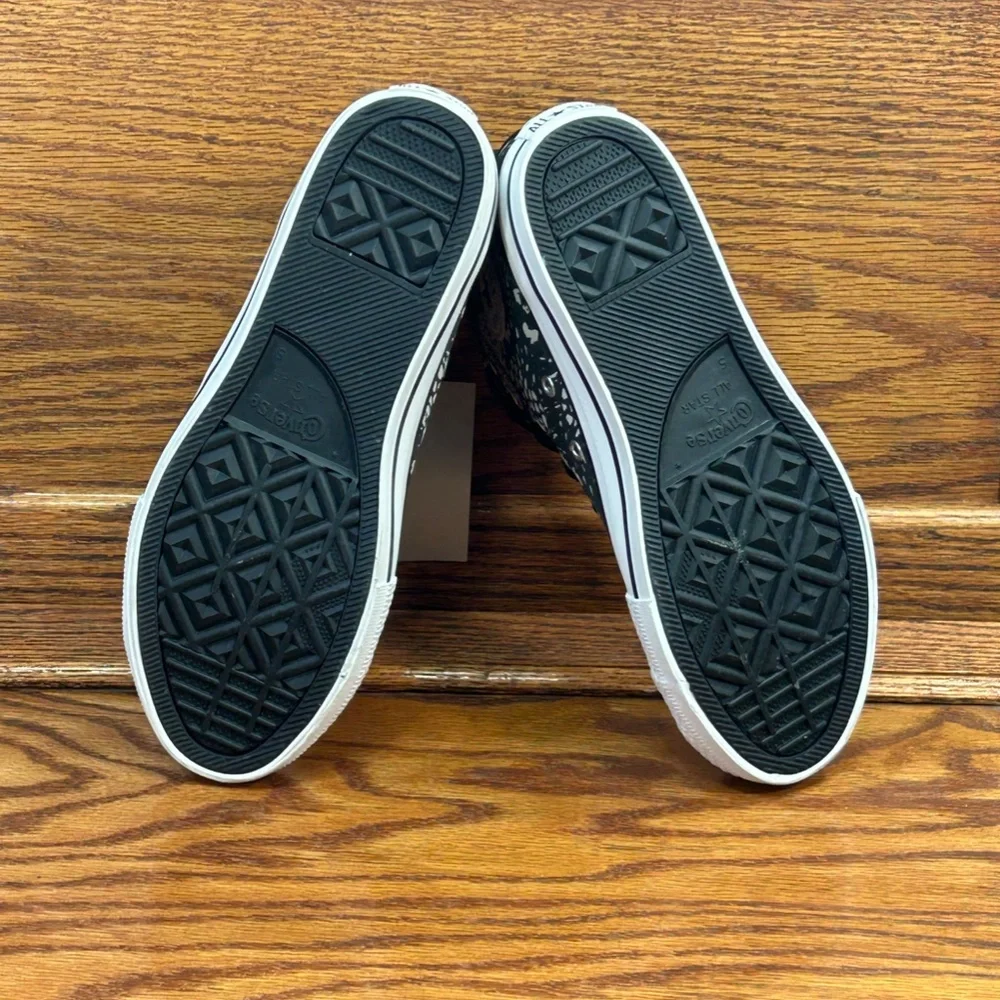 Converse within zip authentic