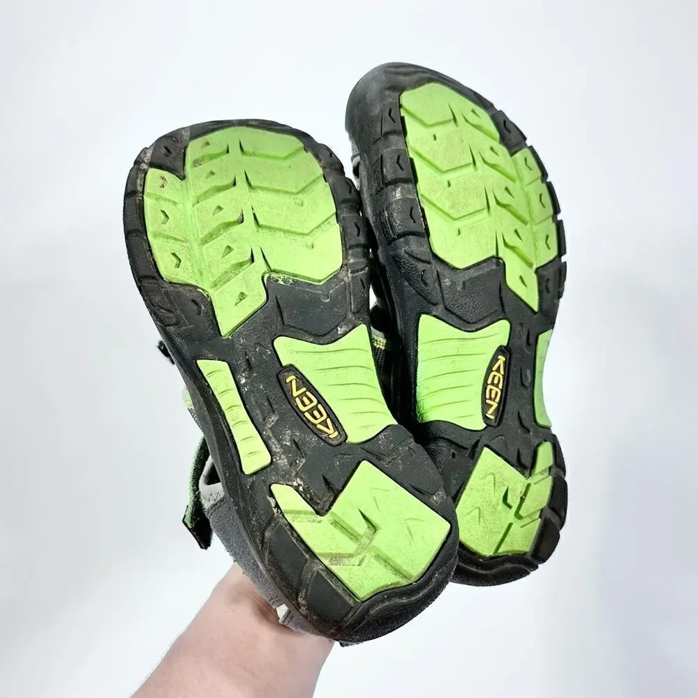 Keen hiking water