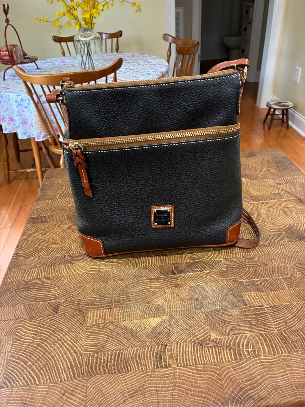 Dooney & Bourke classic dooney
