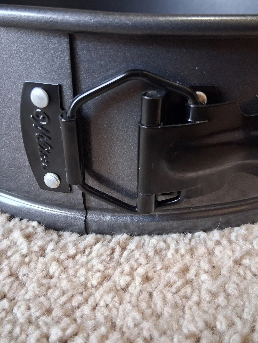Wilton round nonstick