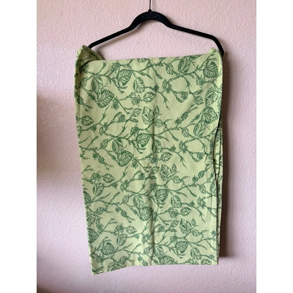 N/A elegant tablecloth