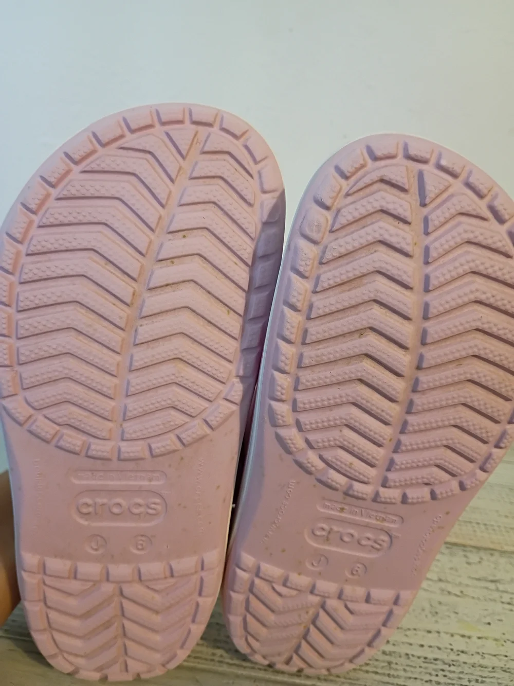 CROCS pink dance