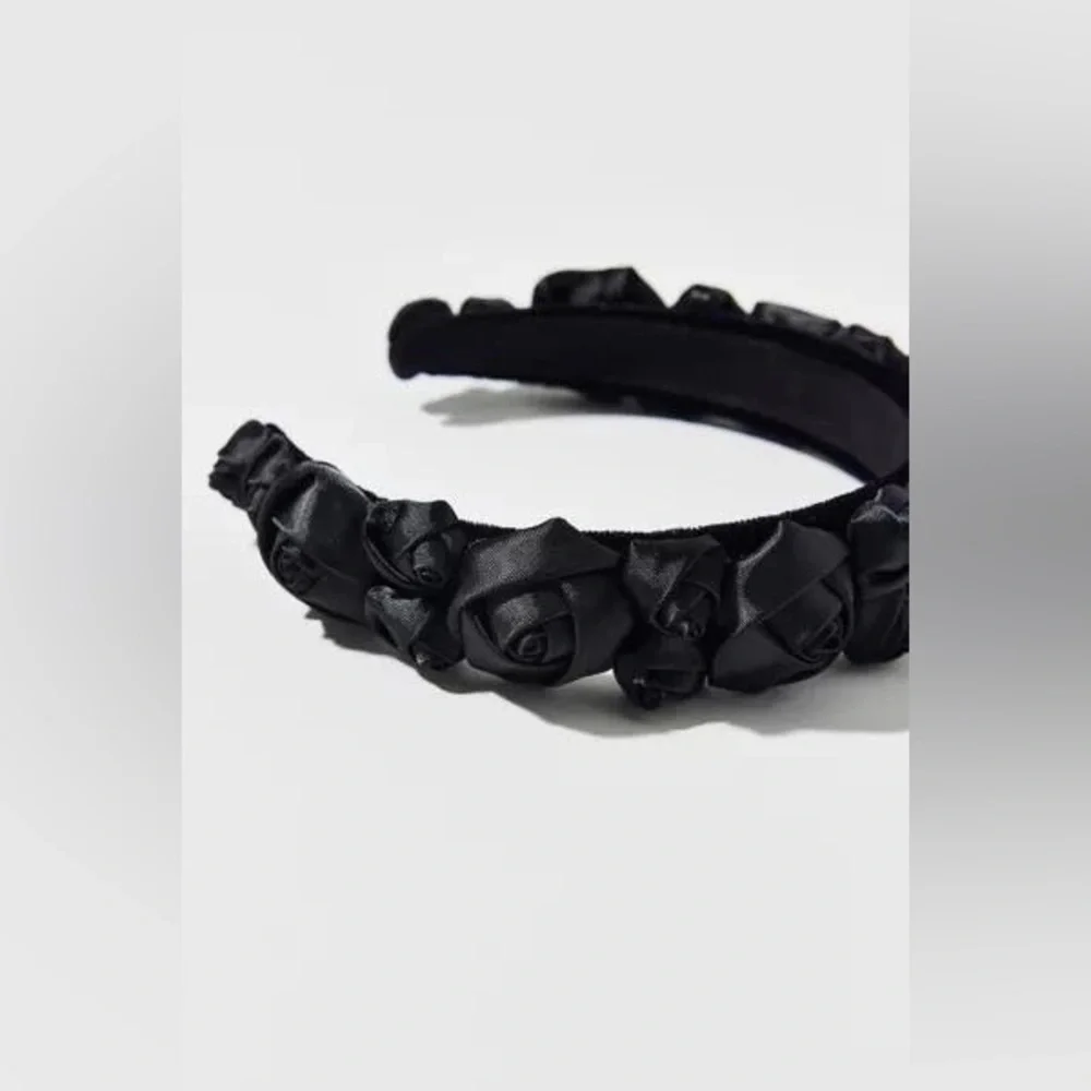 URBAN OUTFITTERS SATIN BLACK ROSETTE HEADBAND Elegant Black Floral Headband