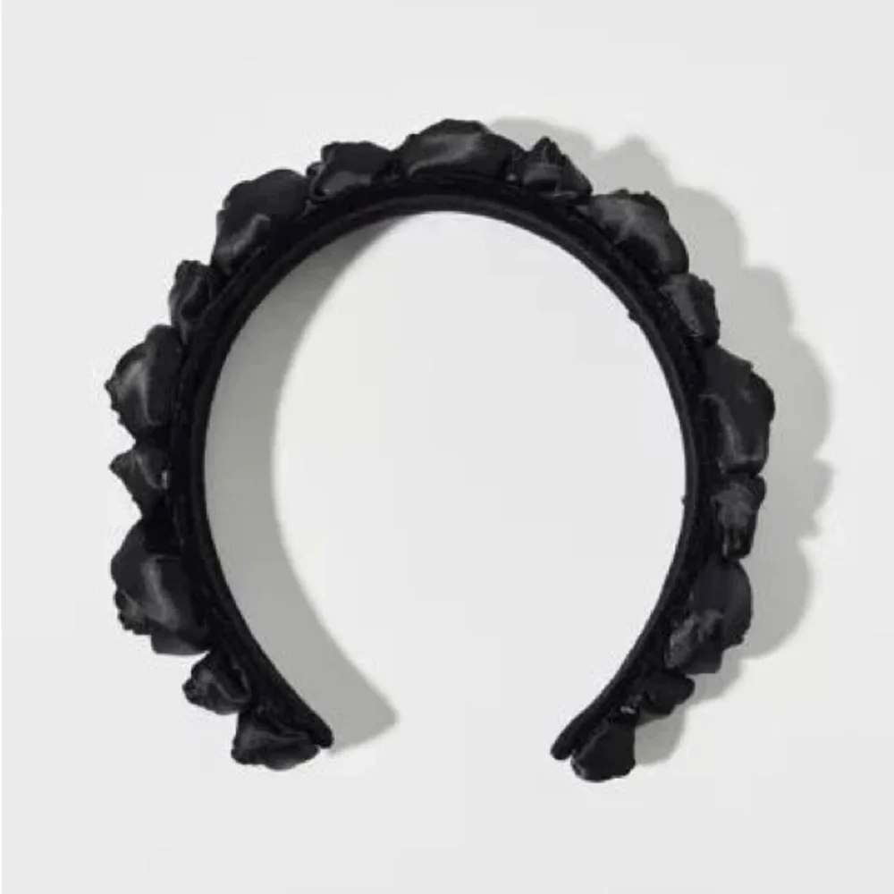 URBAN OUTFITTERS SATIN BLACK ROSETTE HEADBAND Elegant Black Floral Headband