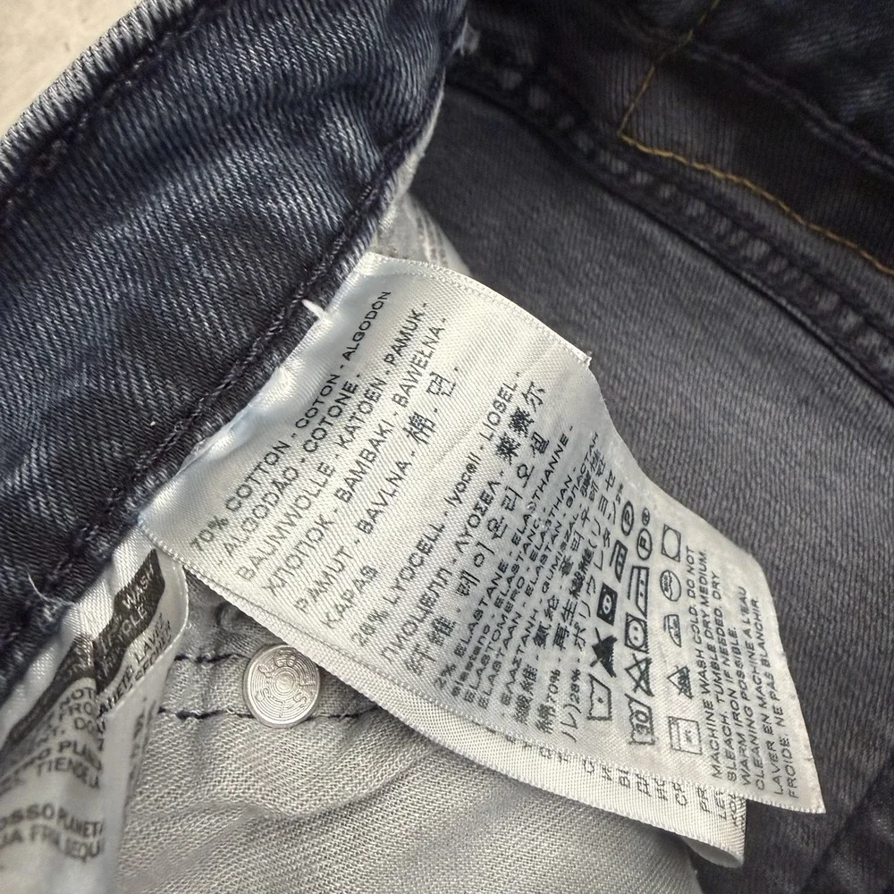 Levis ready ship
