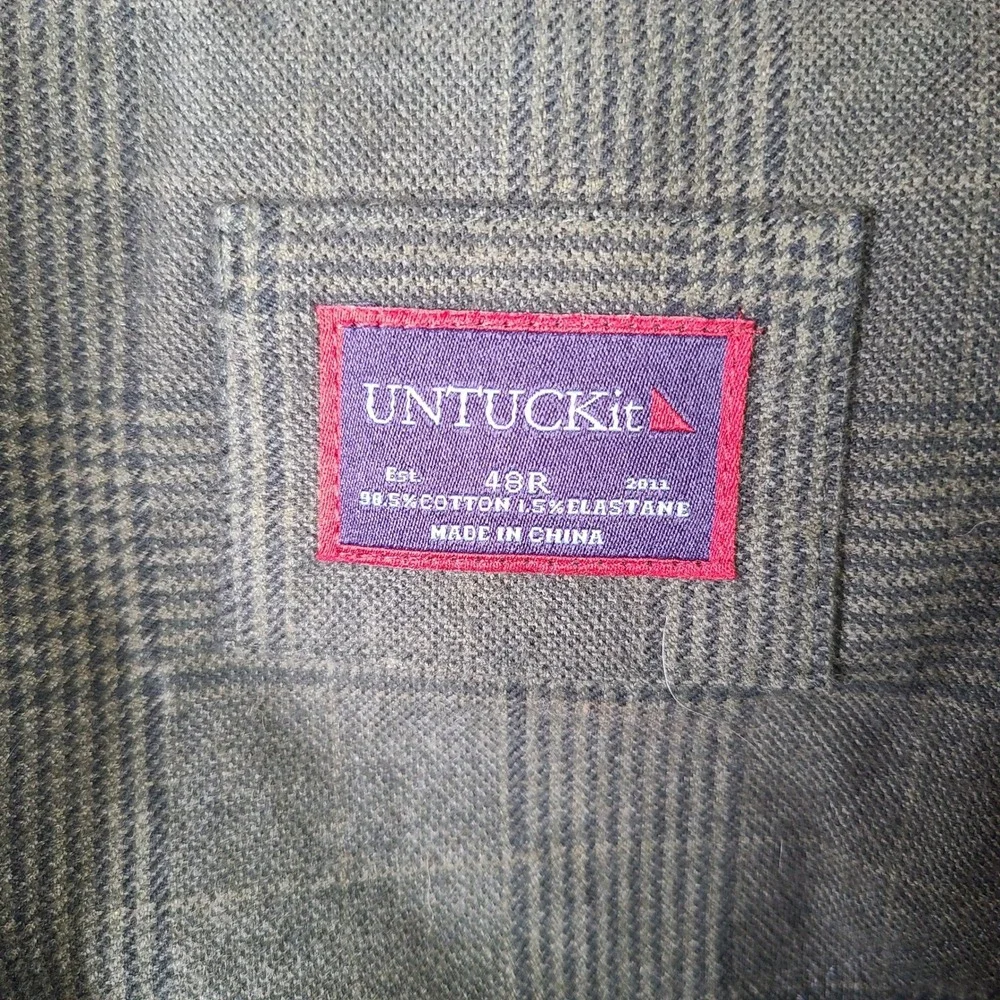 UNTUCKit has hole