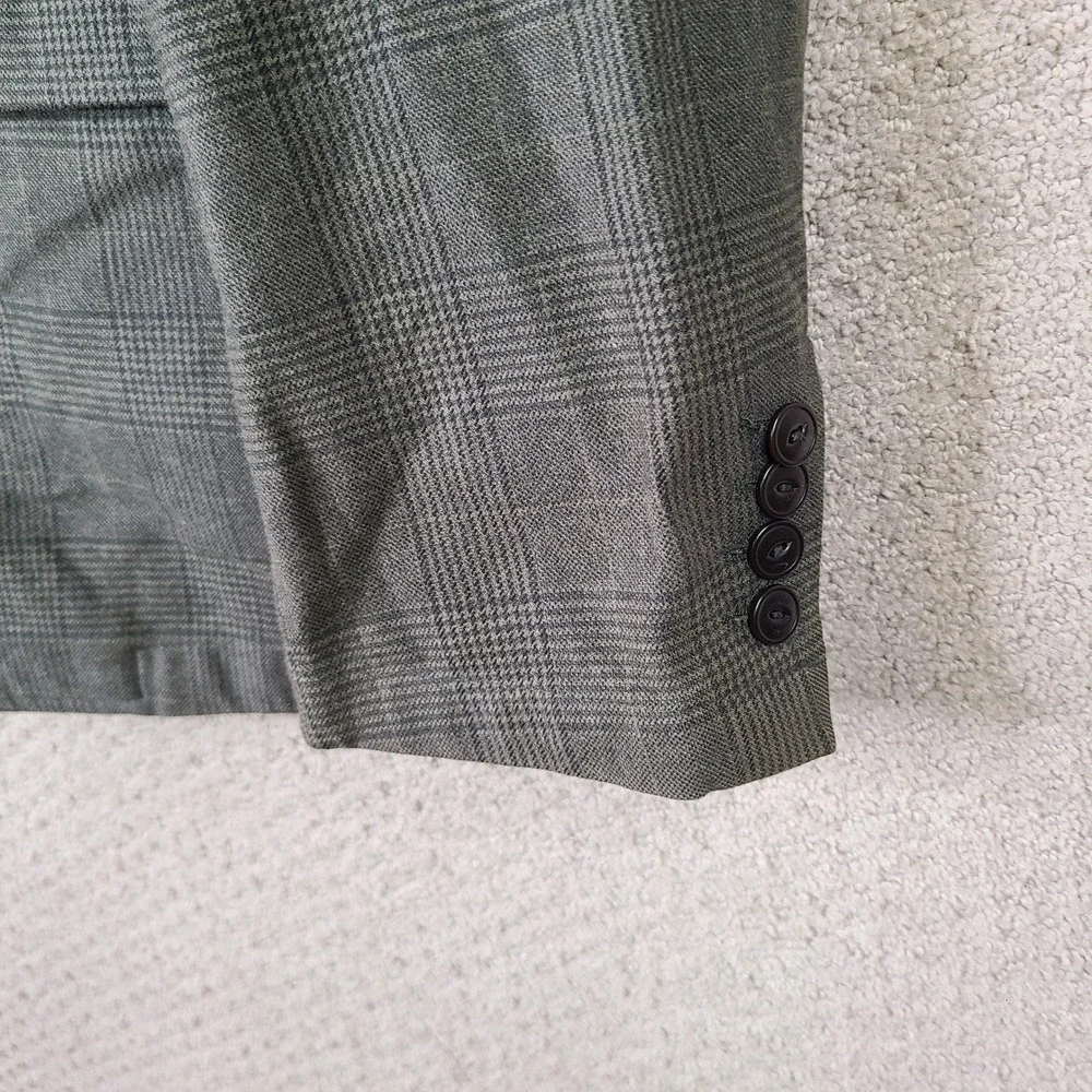UNTUCKit has hole