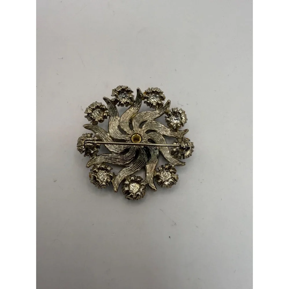 The Unbranded Brand vintage brooch