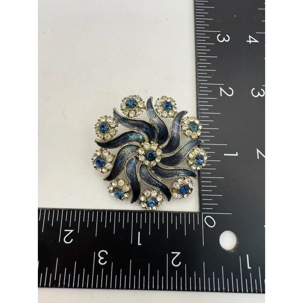 The Unbranded Brand vintage brooch