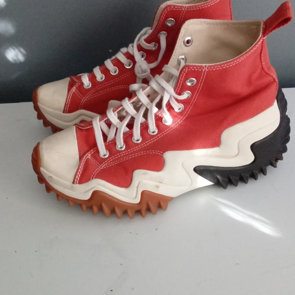 Converse step into