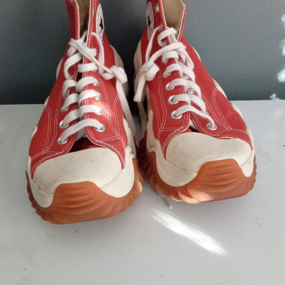Converse step into