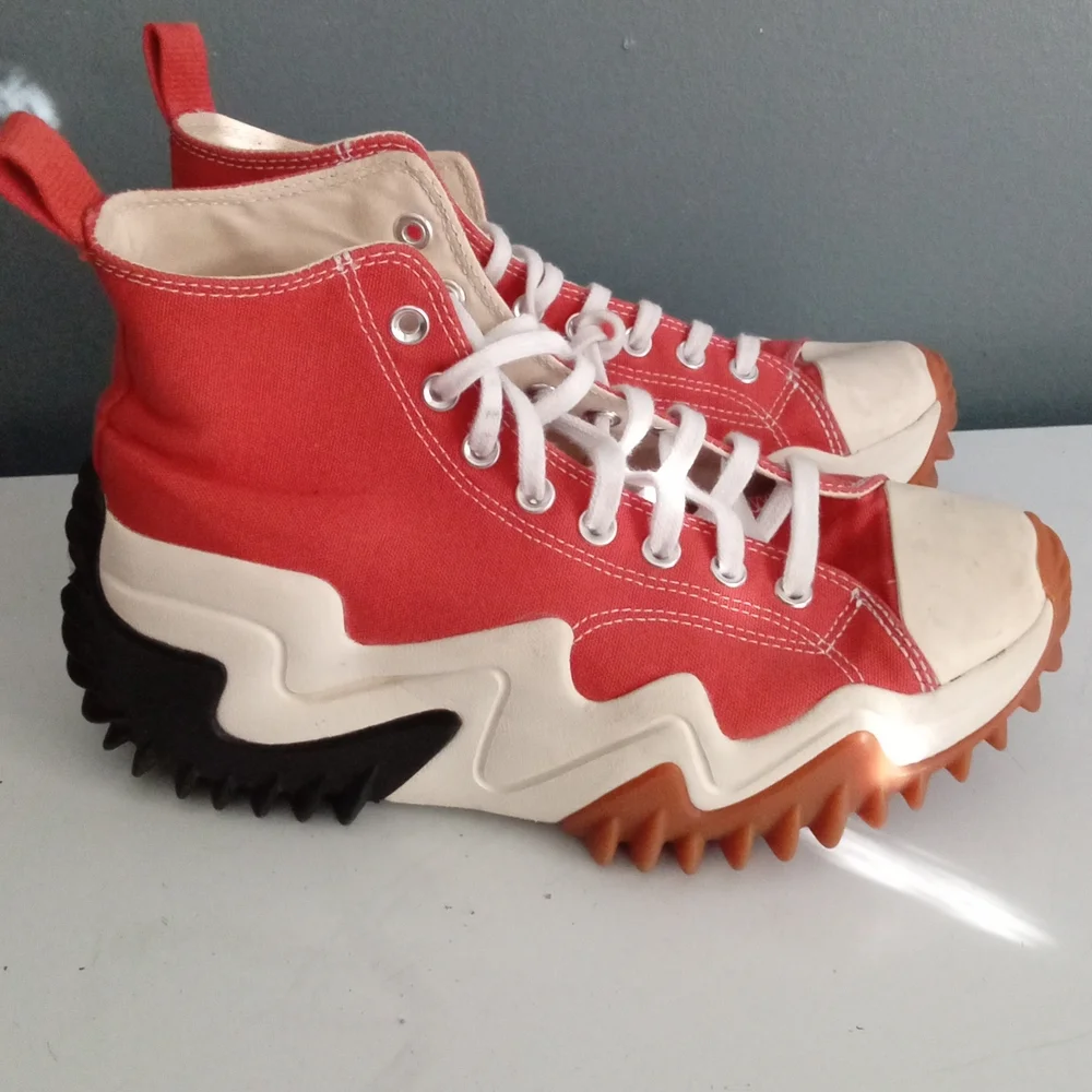 Converse step into