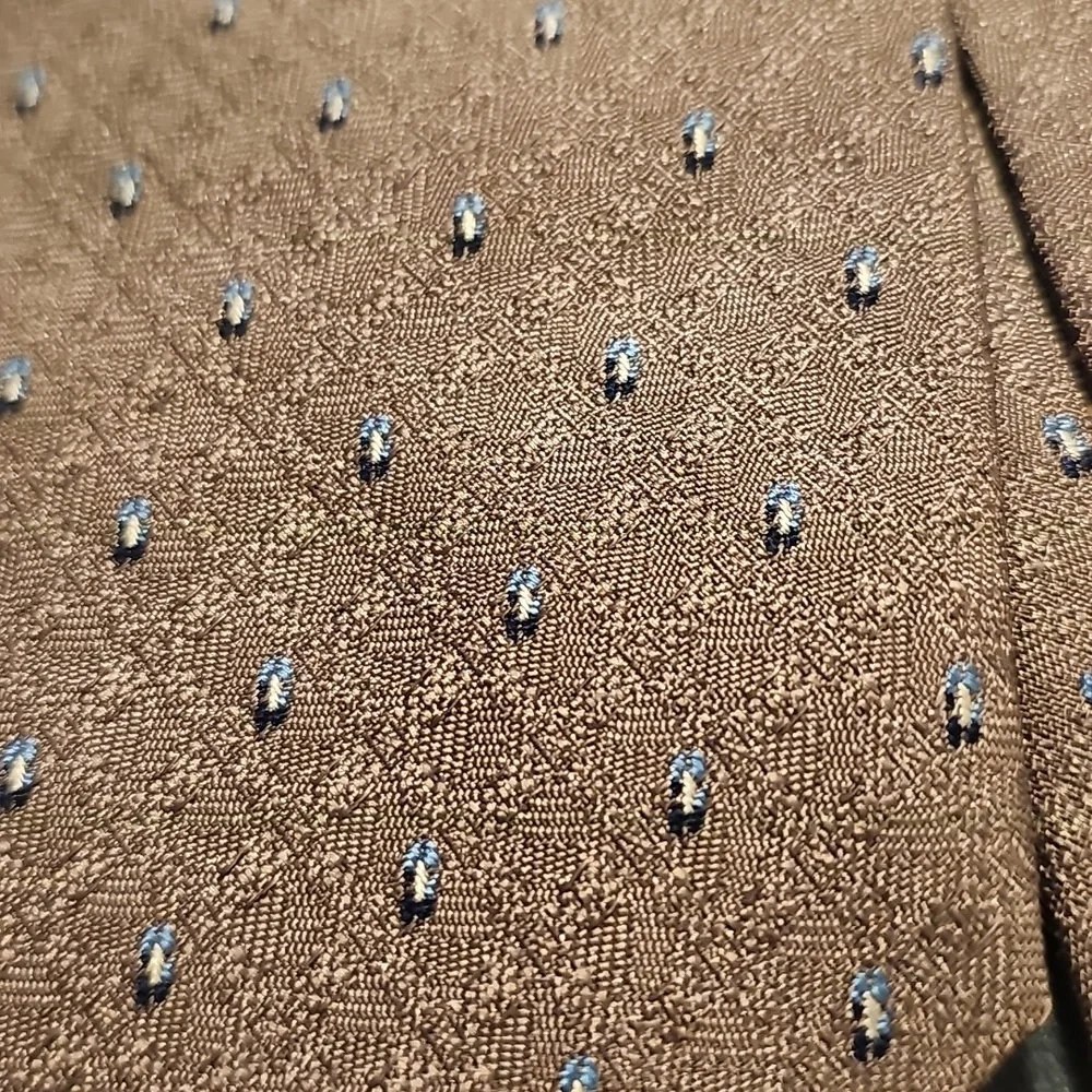 Wembley tie small scattered
