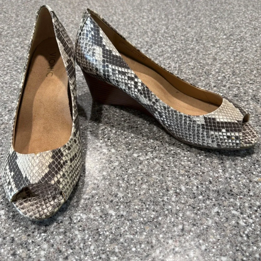 Vionic Snakeskin Peep Toe Wedge Pumps Grey Cream Animal Print Orthotic Shoes 9.5