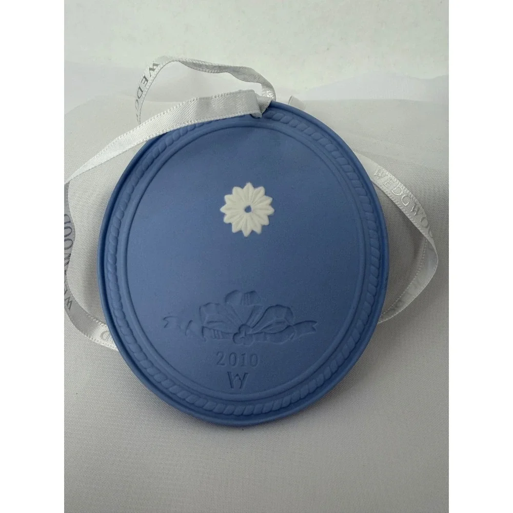 Wedgwood Jasperware 2010 Christmas Ornament Blue White Muse Lyre Medallion
