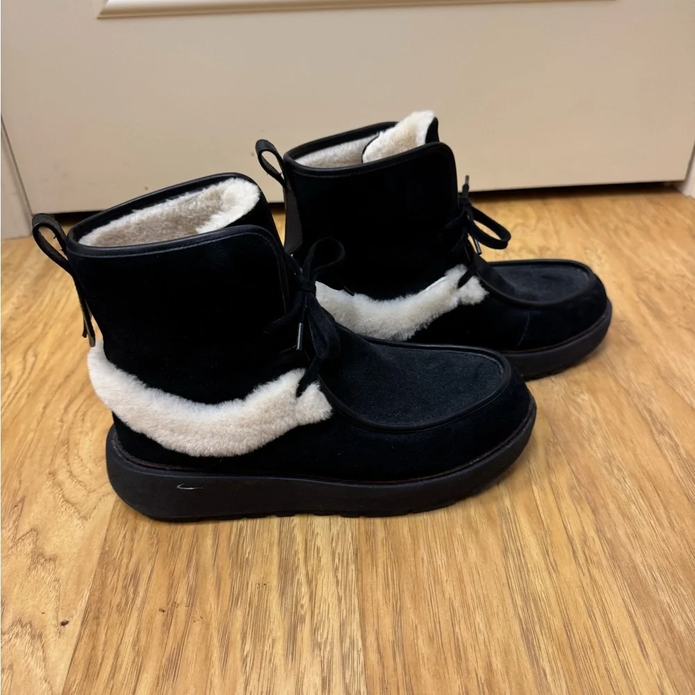 Fitflop Nyssa Genuine Shearling Chukka Boot in Black