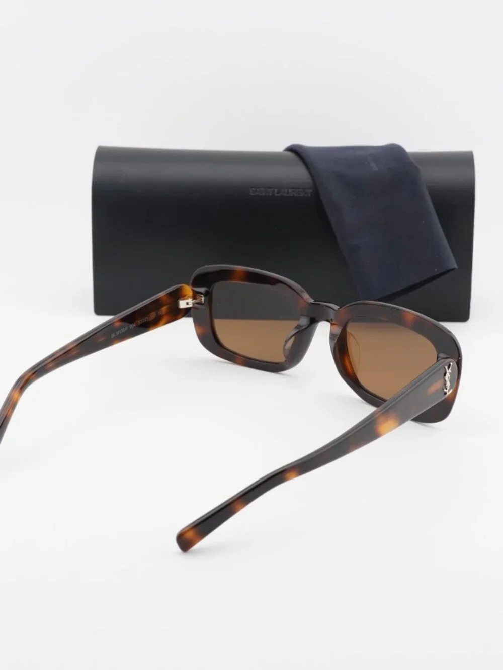 Saint Laurent model slm130