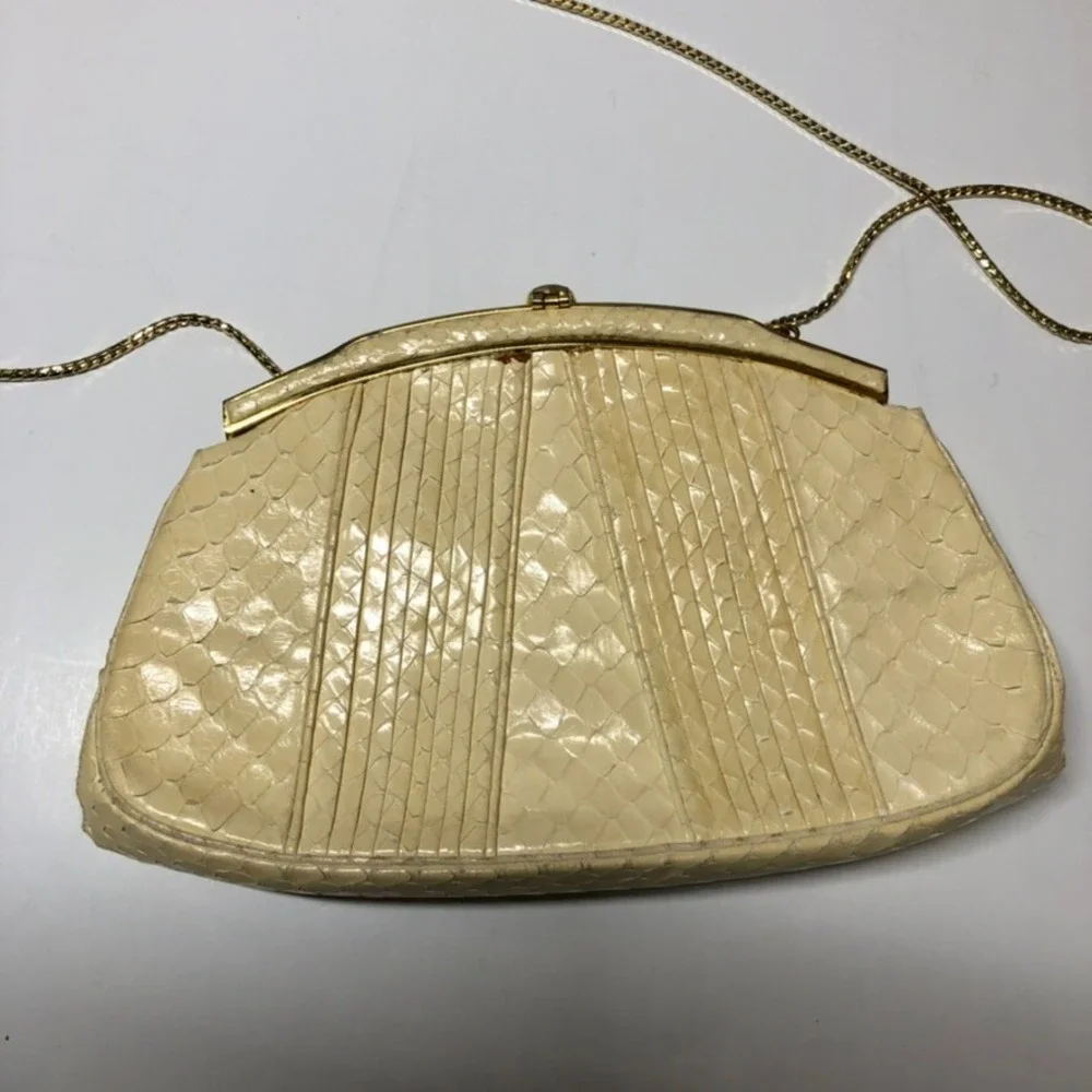 Judith Leiber measurements can