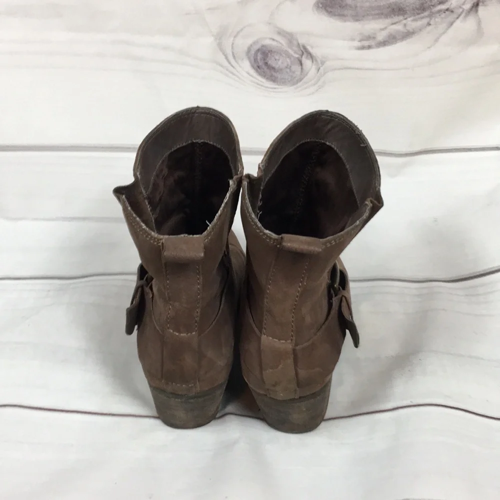 Fergie round toe