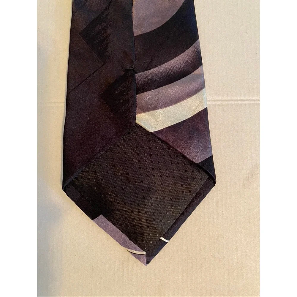 Puritan necktie features