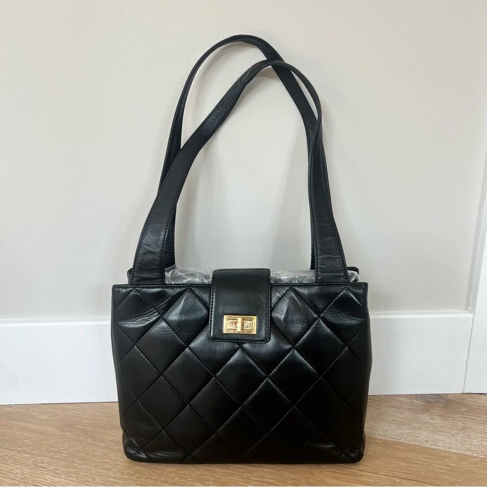 Vintage Chanel Black Lambskin Quilted Shoulder Bag Gold Hardware Authentic