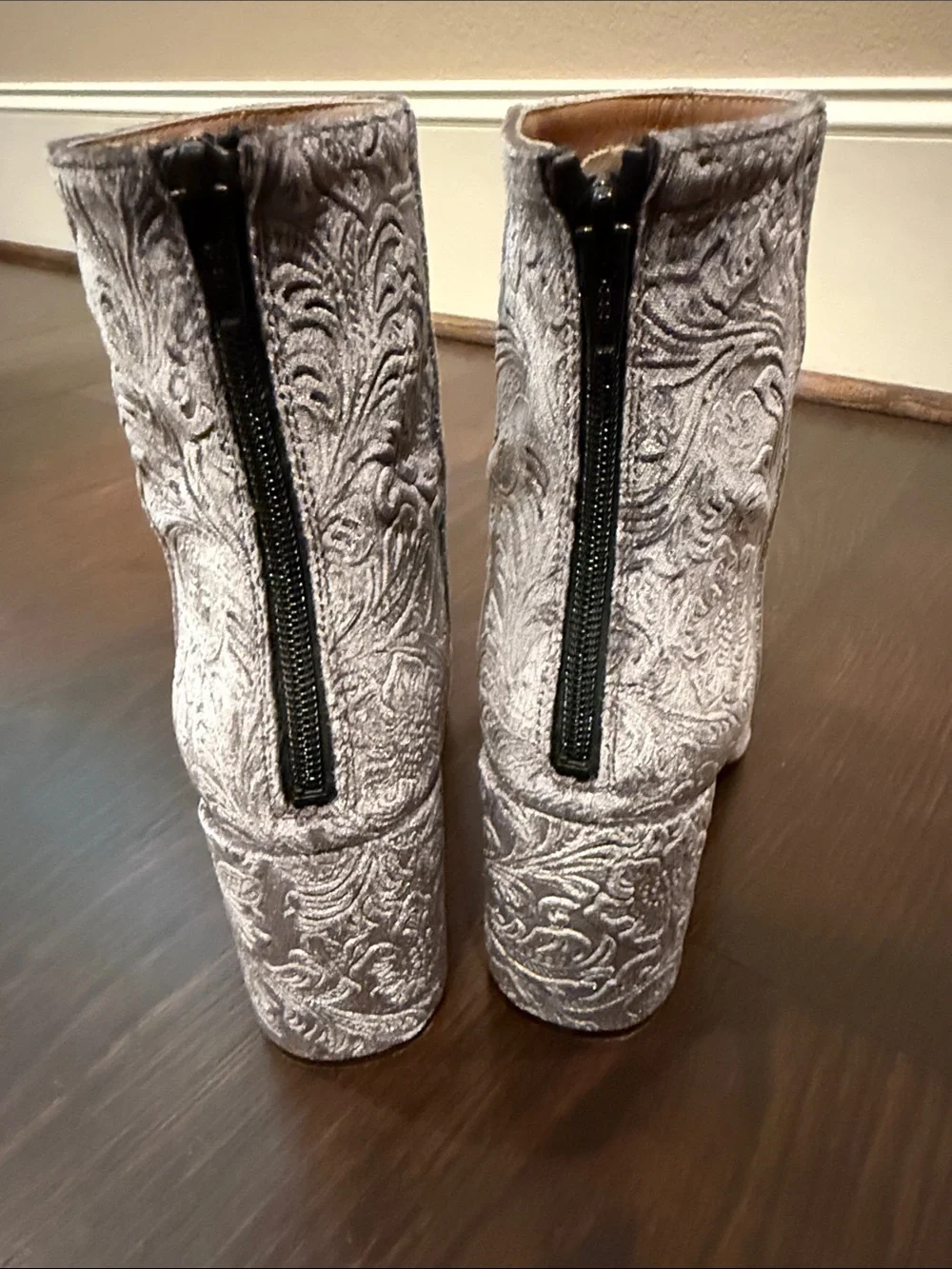 Lewit chic embossed
