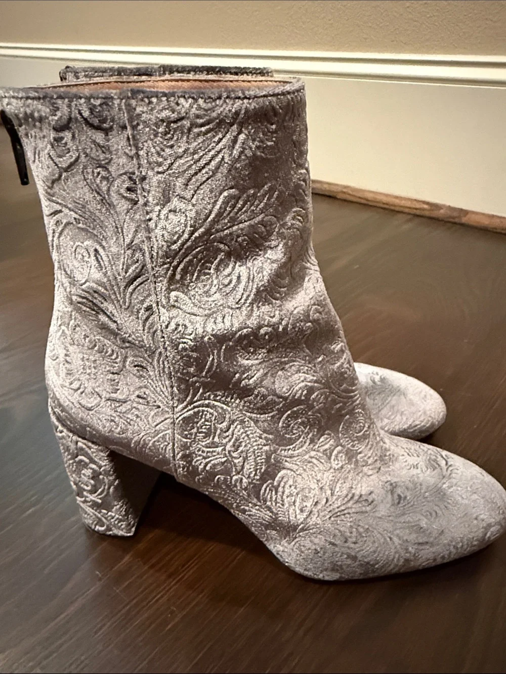 Lewit chic embossed
