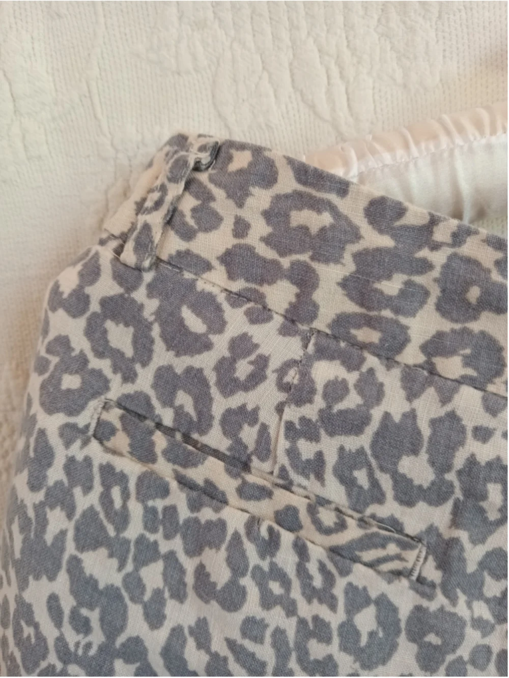 Cynthia Rowley linen shorts gray beige leopard animal print neutral Y2K low rise