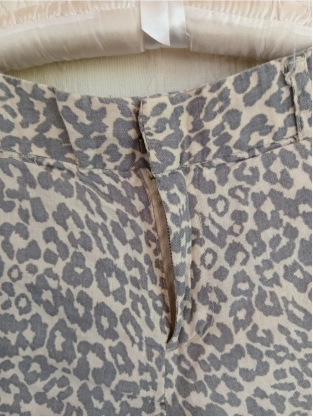Cynthia Rowley linen shorts gray beige leopard animal print neutral Y2K low rise