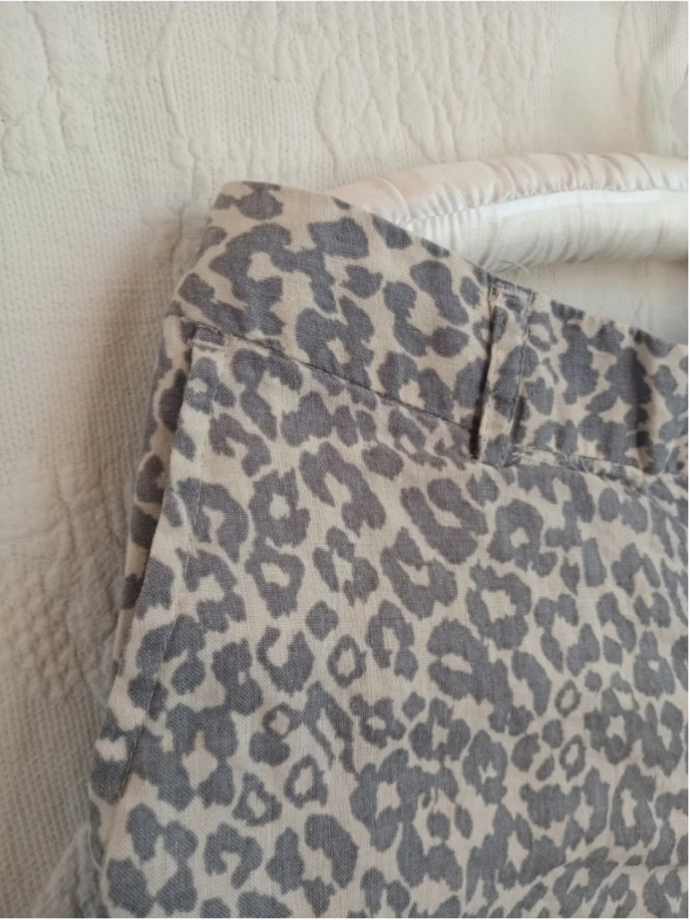 Cynthia Rowley linen shorts gray beige leopard animal print neutral Y2K low rise