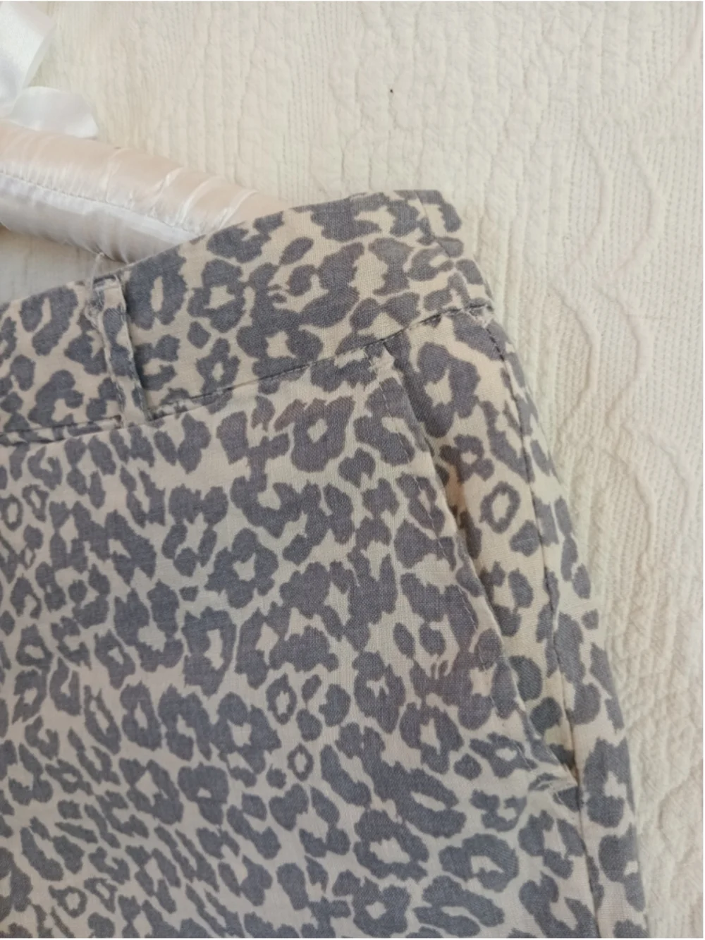 Cynthia Rowley linen shorts gray beige leopard animal print neutral Y2K low rise