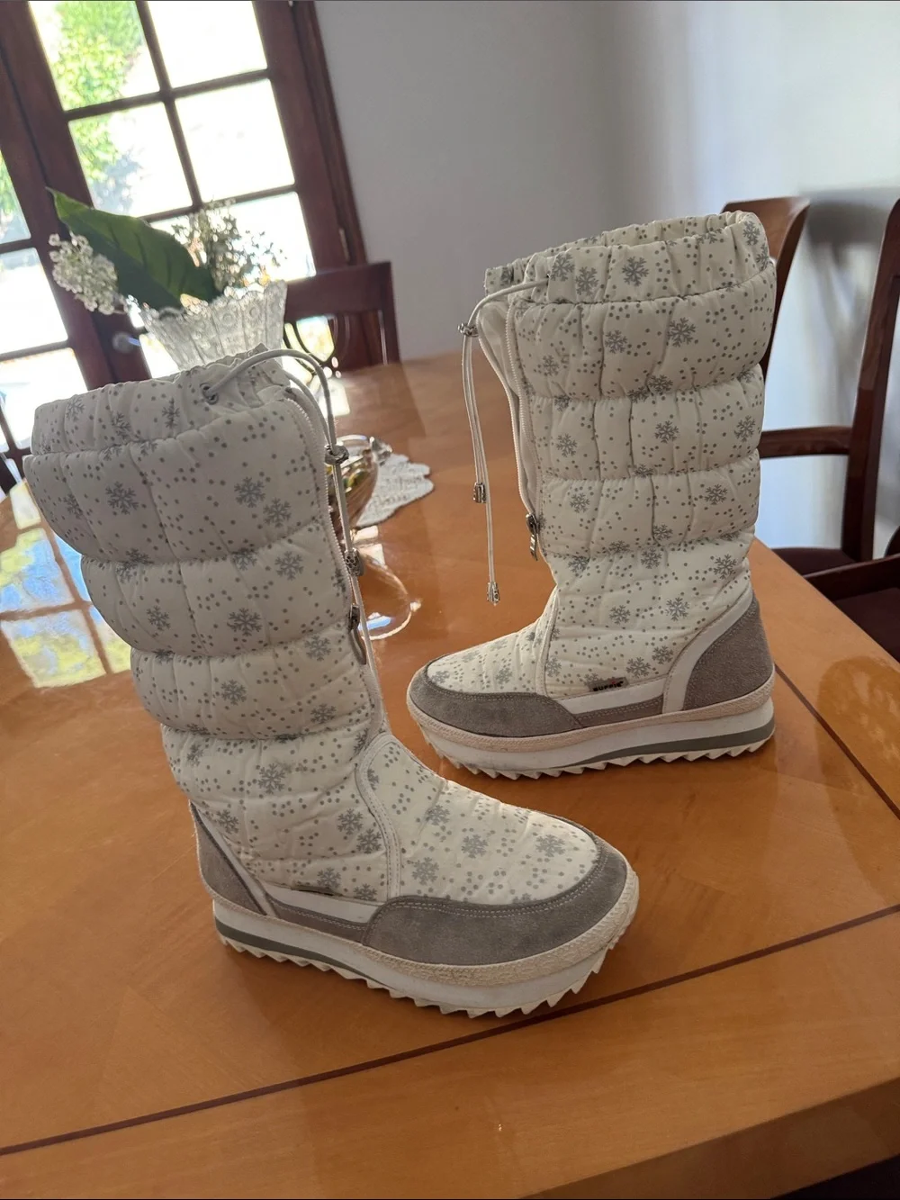 Buffie Women's White Snowflake Winter Boots size 38