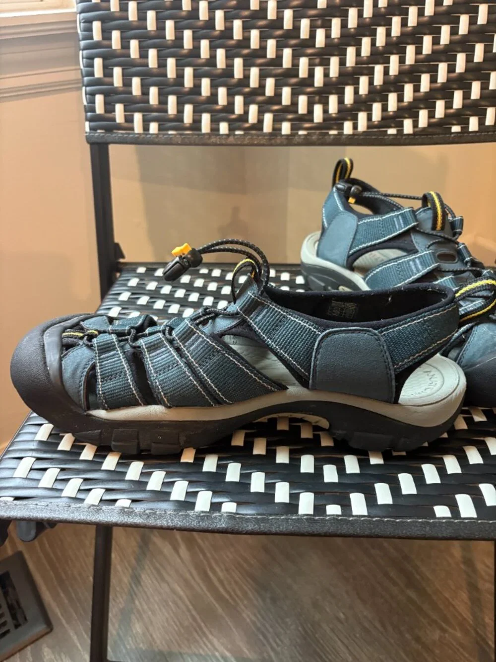 Keen accents tread